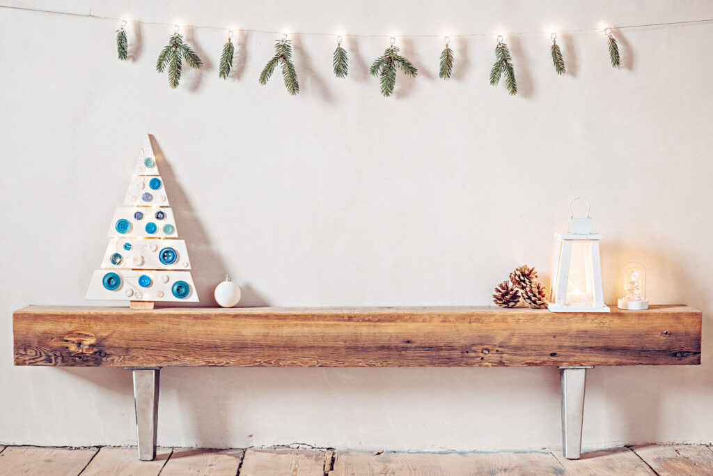 przytulna rustykalna kompozycja w wiejskim domu z choinka i latarnia na starej drewnianej klodzie